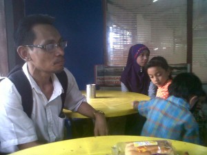 Abdul Awi saat di kedai samping KBRI di Malaysia