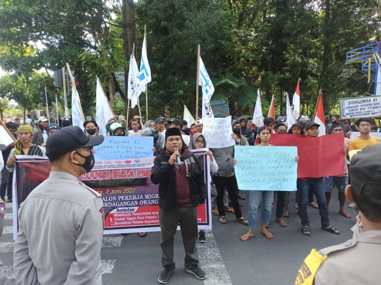 sbmi lotim bersama aliansi bela pmi gelar aksi “stop perdagangan orang” di depan kantor bupati 20/09/2024