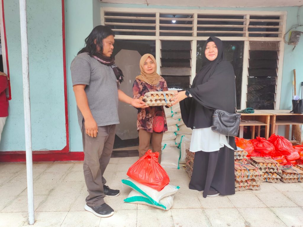 SBMI Lombok Timur Bersama Dinas Sosial Serahkan Bantuan Sembako kepada Purna PMI Korban TPPO