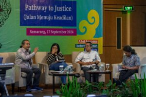 caption: ketua umum sbmi hariyanto suwarno, juru kampanye laut gpid fildza nabila, ocean campaign team leader gpid afdillah, pengacara publik lbh semarang m safali saat diskusi panel peluncuran modul pathway to justice di semarang, 17 september 2024.