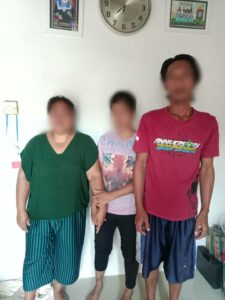 DN didampingi orang tuanya, saat sudah sampai rumah di Kecamatan Muncar, Kabupaten Banyuwangi, Jawa Timur (Dewan Pimpinan Wilayah Serikat Buruh Migran Indonesia Jawa Timur)