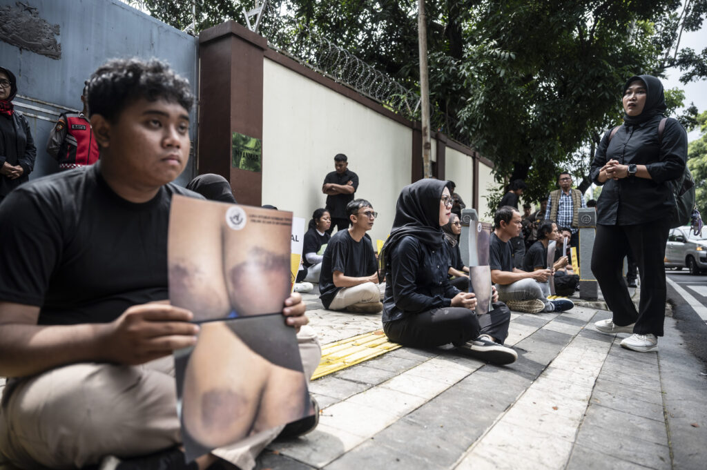SBMI Gelar Aksi Tuntut Pemulangan WNI Korban Online Scam di Kedutaan Besar Myanmar 4 Jakarta, 3 Februari 2025 – Serikat Buruh Migran Indonesia (SBMI) bersama para keluarga korban, dan korban industri online scam di Myanmar melakukan aksi damai di depan Kedutaan Besar Myanmar untuk Indonesia sekaligus menghadiri audiensi dengan Duta Besar Myanmar untuk Indonesia di Jakarta. Langkah ini dilakukan untuk mendesak pemerintah Myanmar dan Indonesia untuk segera mengambil tindakan konkret dalam menyelamatkan WNI yang menjadi korban Tindak Pidana Perdagangan Orang (TPPO) online scam di Myanmar.
Saat ini SBMI mendampingi 79 orang yang disekap oleh berbagai perusahaan di Myawady, Myanmar. Korban mengalami penyiksaan, kekerasan, intimidasi, dan isolasi dari dunia luar. SBMI bersama keluarga korban telah melaporkan kasus ini kepada Kementerian Luar Negeri Indonesia, Lapor Mas Wapres, Kantor Staf Presiden, Kementerian P2MI/BP2MI, Komnas HAM sejak Agustus tahun 2024, sangat disayangkan hingga saat ini belum ada kejelasan perkembangan informasi untuk evakuasi para WNI.