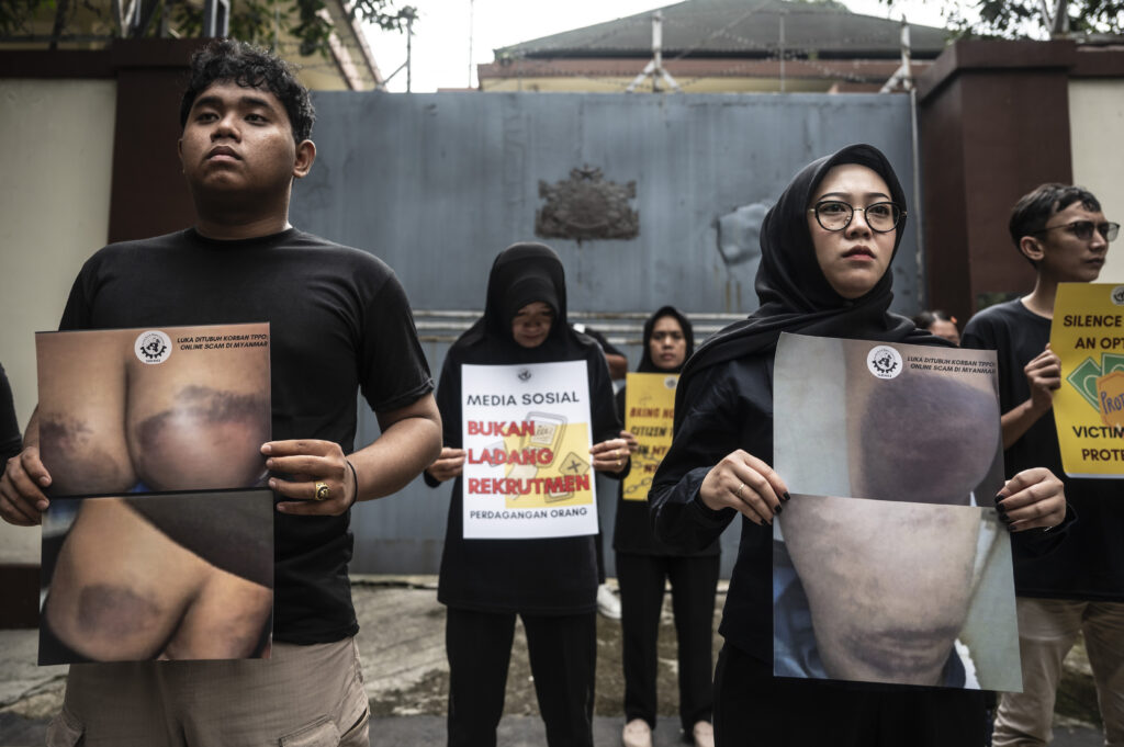 SBMI Melaksanakan Audiensi dan Gelar Aksi Tuntut Pemulangan WNI Korban Online Scam di Kedutaan Besar Myanmar 2 SBMI Melaksanakan Audiensi dan Gelar Aksi Tuntut Pemulangan WNI Korban Online Scam di Kedutaan Besar Myanmar 25/06/2025