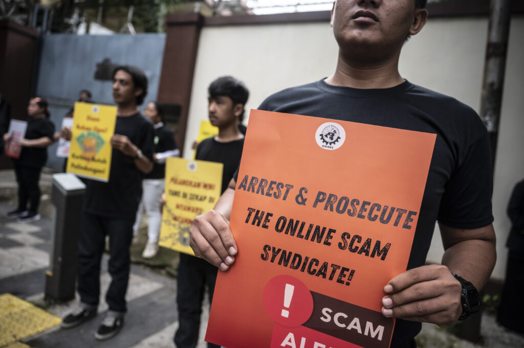 SBMI Gelar Aksi Tuntut Pemulangan WNI Korban Online Scam di Kedutaan Besar Myanmar 5 SBMI Gelar Aksi Tuntut Pemulangan WNI Korban Online Scam di Kedutaan Besar Myanmar 27/06/2025