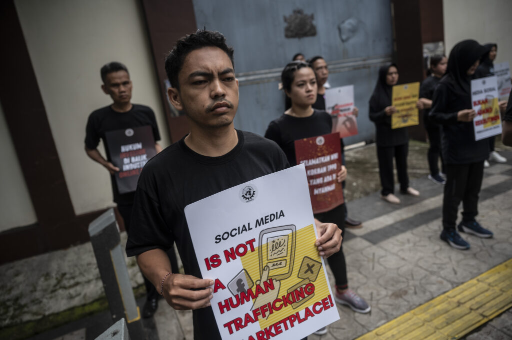 SBMI Gelar Aksi Tuntut Pemulangan WNI Korban Online Scam di Kedutaan Besar Myanmar 2 SBMI Gelar Aksi Tuntut Pemulangan WNI Korban Online Scam di Kedutaan Besar Myanmar 27/06/2025