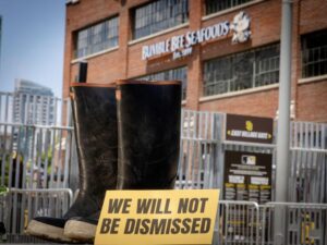ndonesian fishers resist Bumble Bee’s attempt to dismiss their suit. © Sandy Huffaker / Greenpeace Sepatu bot nelayan mewakili sekitar 128.000 nelayan yang terjebak dalam kerja paksa di seluruh dunia, termasuk kisah para nelayan yang telah mengajukan gugatan di AS berdasarkan Undang-Undang Pengesahan Kembali Perlindungan Korban Perdagangan Manusia (TVPRA) dengan tuduhan bahwa mereka mengalami kerja paksa saat menangkap tuna yang diperjualbelikan di pasar AS. © Sandy Huffaker / Greenpeace